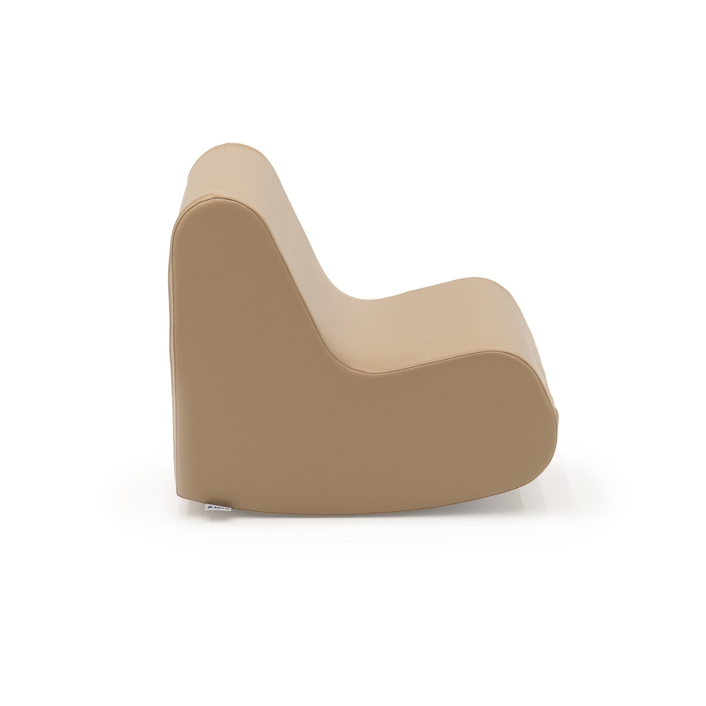 Kind schaukelt auf IGLU Softplay Schaukelstuhl Beige