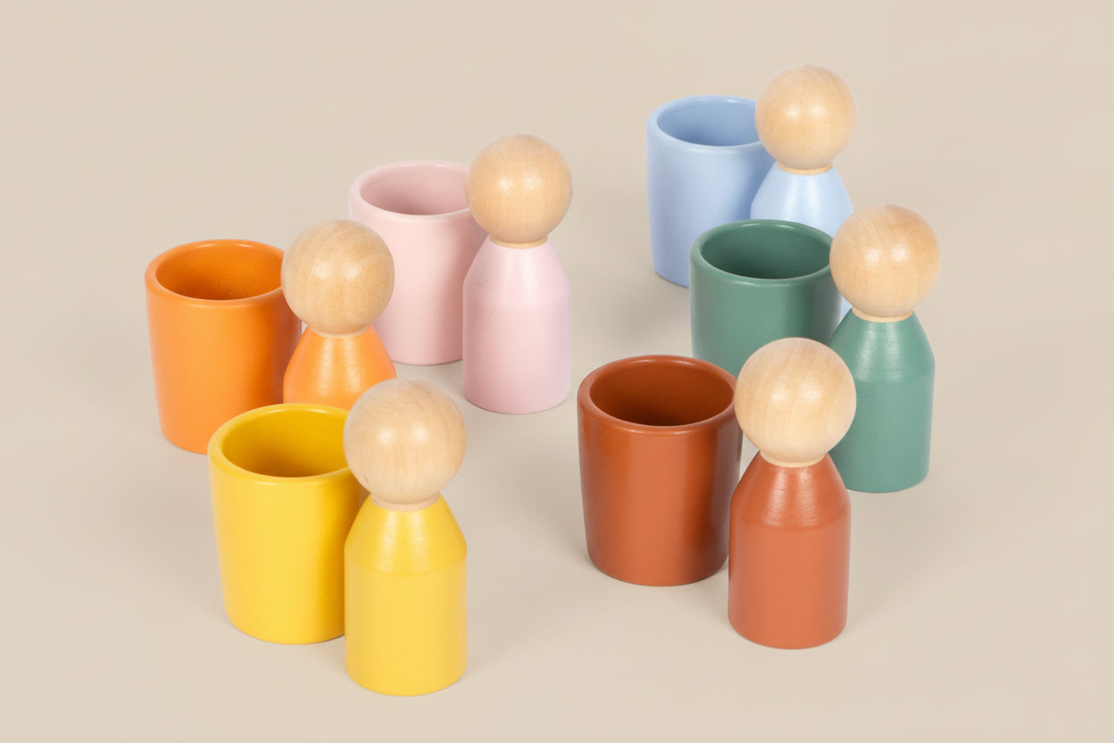 Montessori Farbspiel aus Holz mit bunten Figuren und Bechern zur Farberkennung und Zuordnung für Kinder