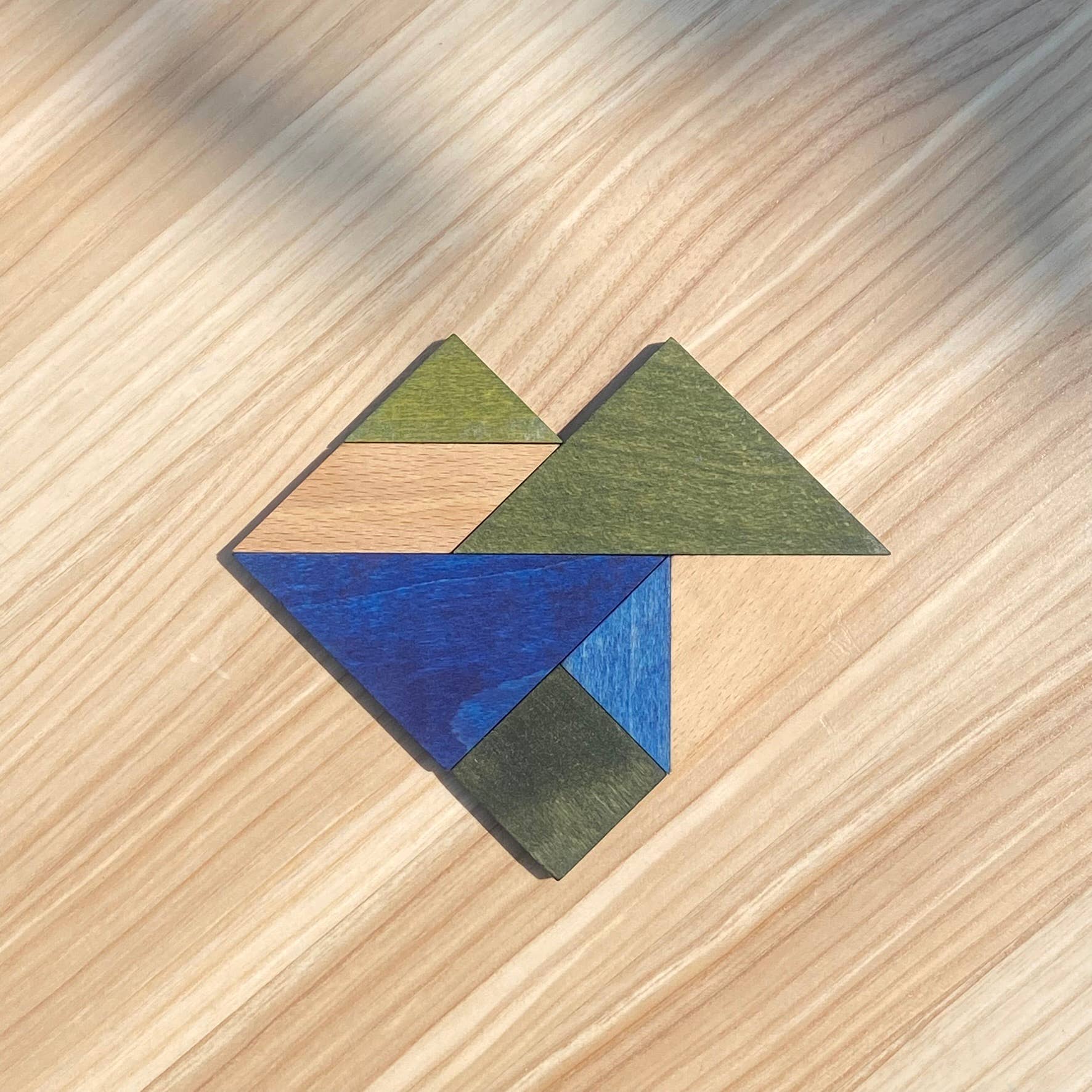 Bunte Tangram Figur in abstrakter Form – Montessori Lernspiel aus Holz