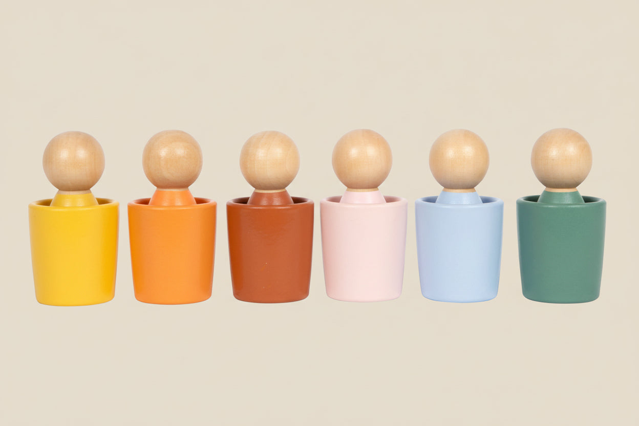 Minimalistisches Holzspielzeug Set mit farbigen Figuren und Bechern – Montessori Lernspiel für Kinder
