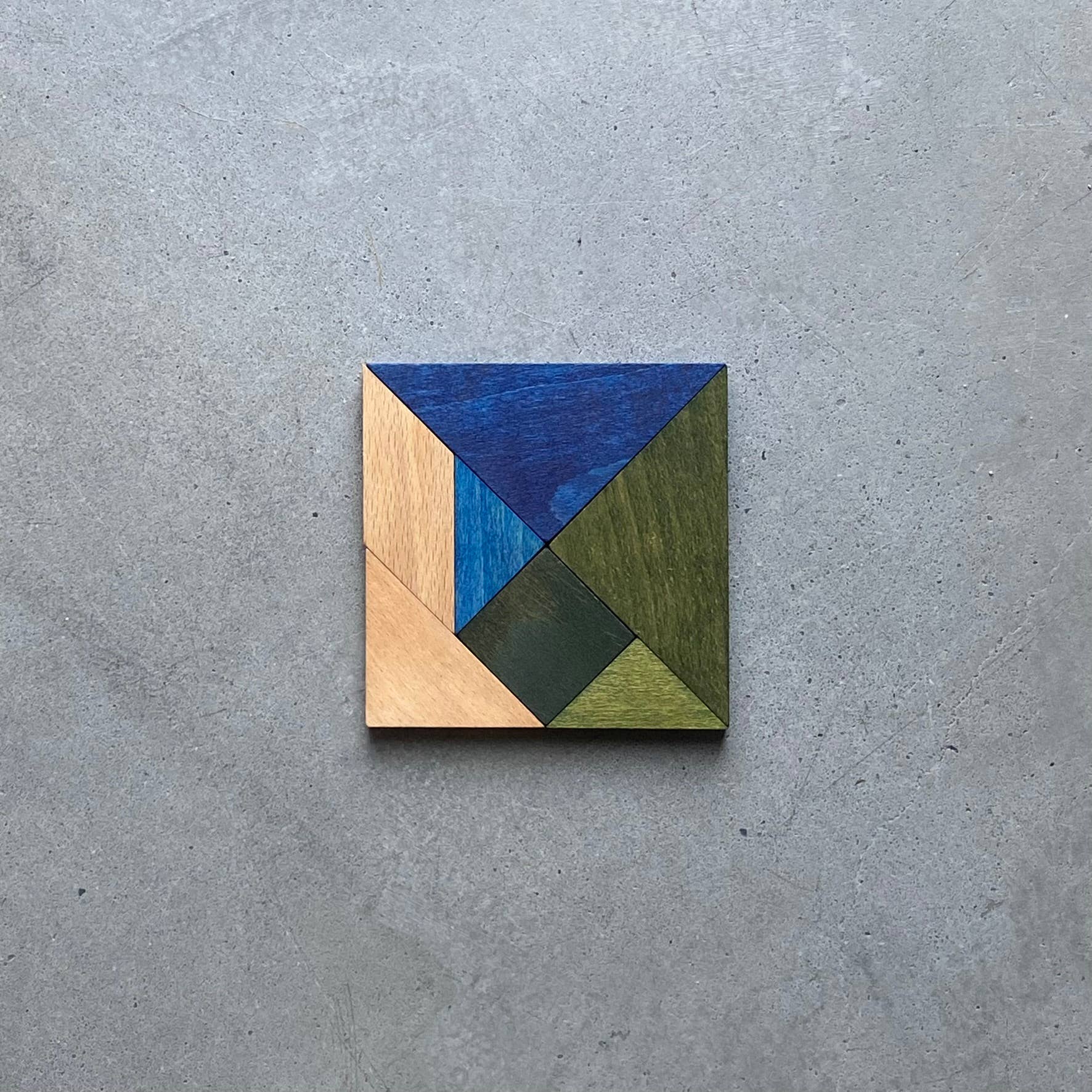 Montessori Tangram Holzspiel in Quadrat gelegt – geometrisches Lernspiel für Kinder