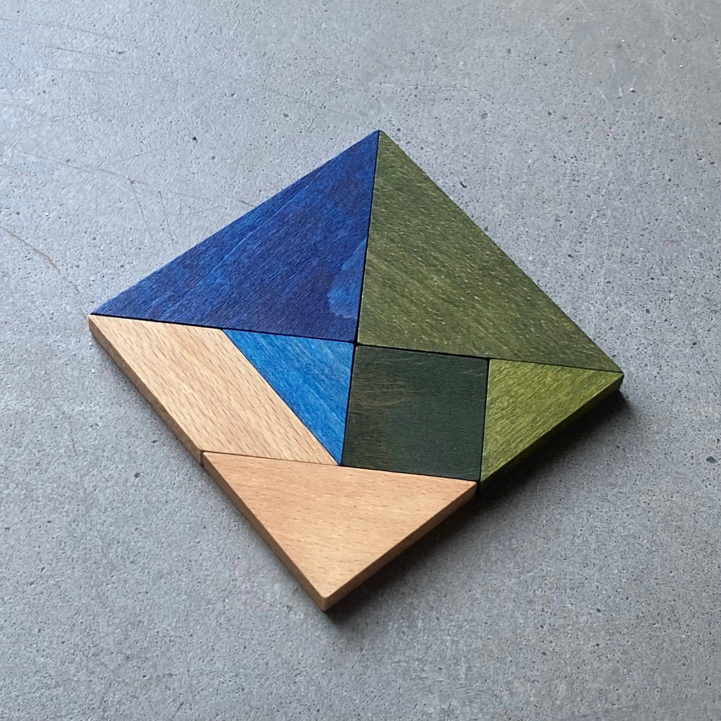 Tangram Figuren aus Holz – kreative Form mit bunten geometrischen Elementen