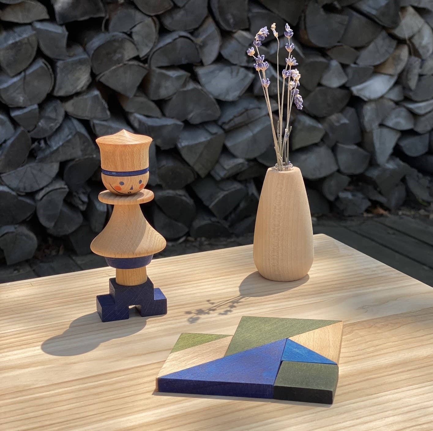 Montessori Tangram Holzspiel neben Dekoration – hochwertiges Lernspiel für Kinder