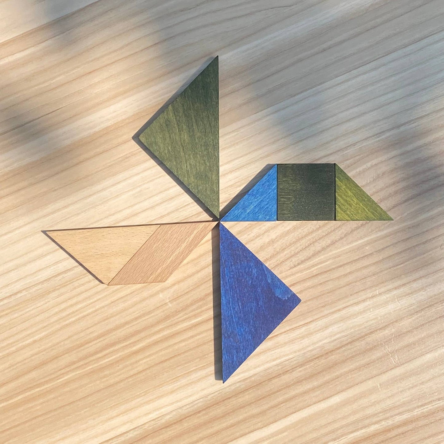 Windrad Form aus Tangram Holz – spielerisches Lernen mit geometrischen Formen