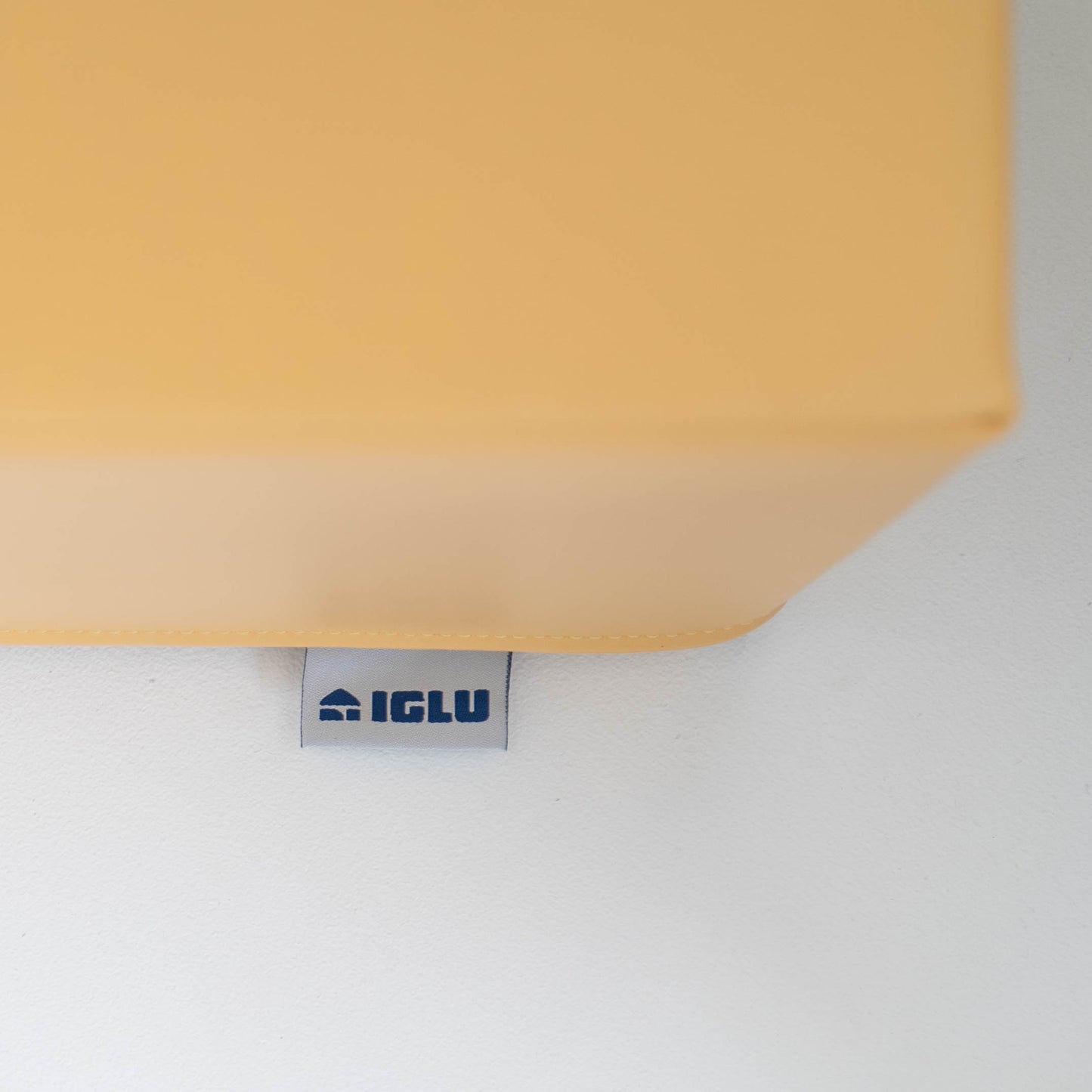 Kind klettert und krabbelt auf IGLU Adventurer Elementen