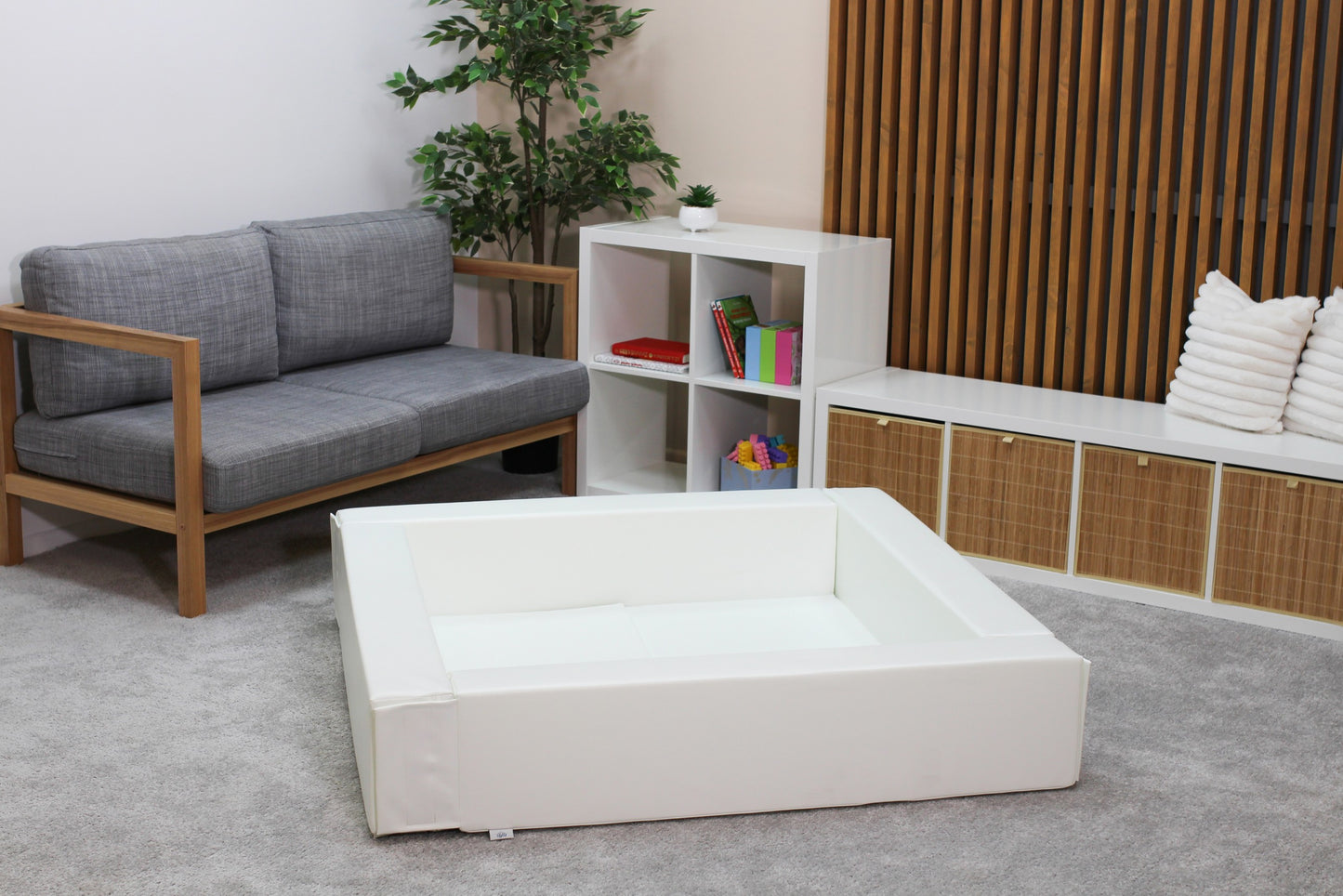 Weißes Soft Play Bällebad – niedriger Einstieg für Kleinkinder