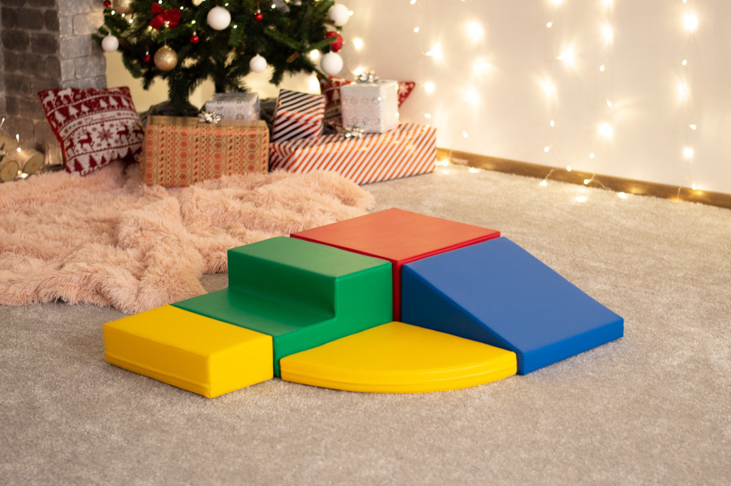Kind klettert auf bunten IGLU Softbausteinen im Kinderzimmer