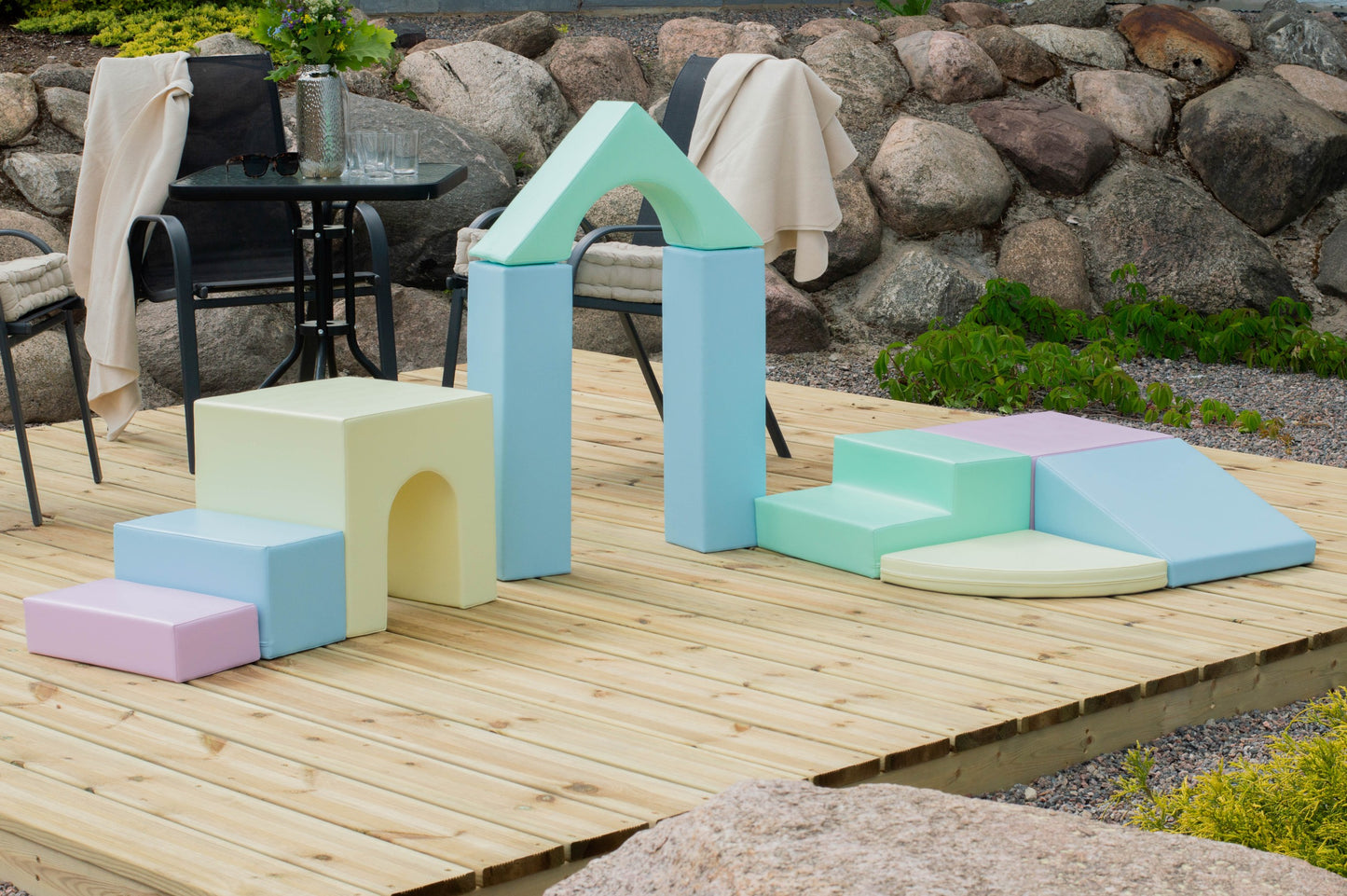 Kind baut und klettert auf IGLU Creativity Schaumstoff-Elementen