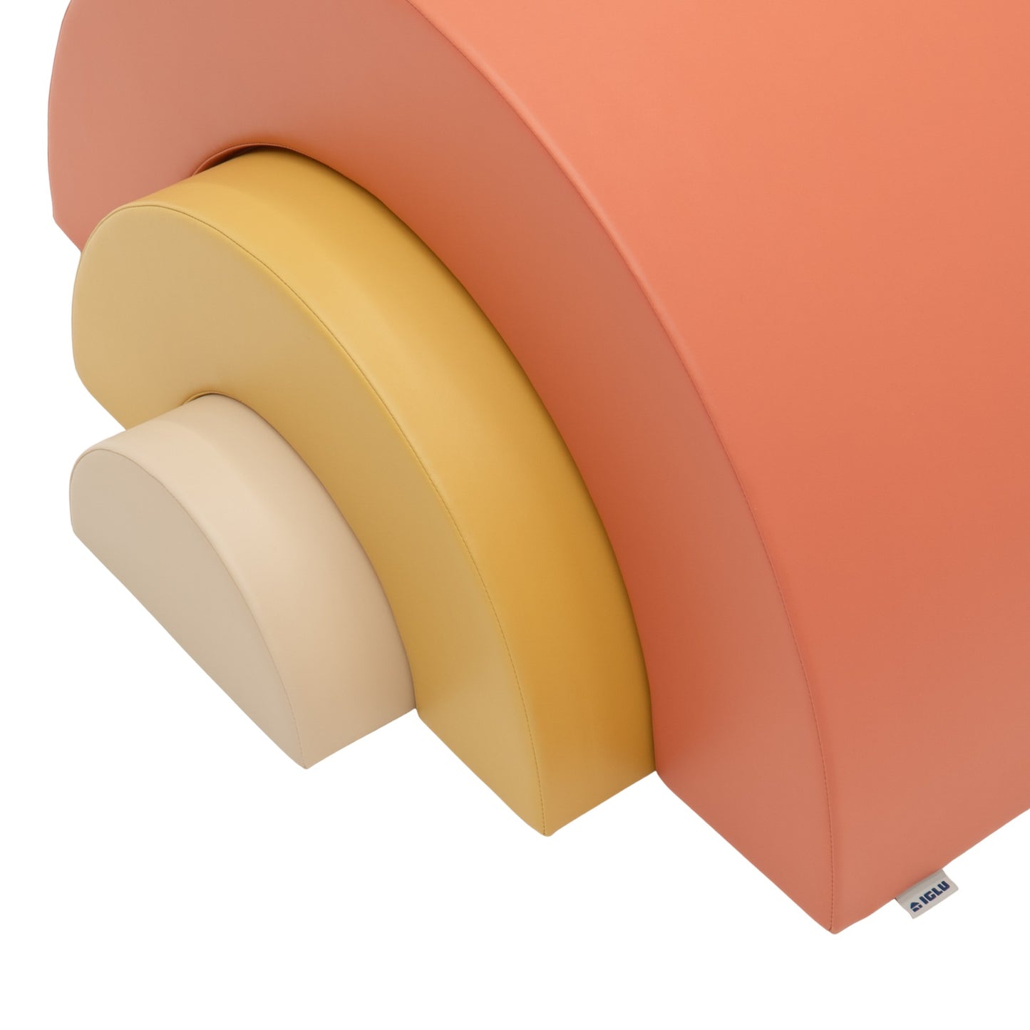 Kind klettert auf weichem Regenbogen Softplay Set in Pastell Pink