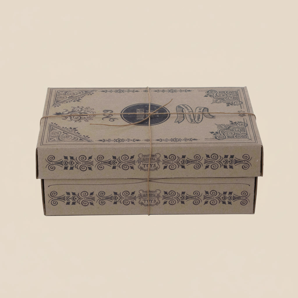 Dekorative Wooden Story Geschenkbox aus Karton für die bunte Klopfbank – plastikfreie, recycelbare Verpackung