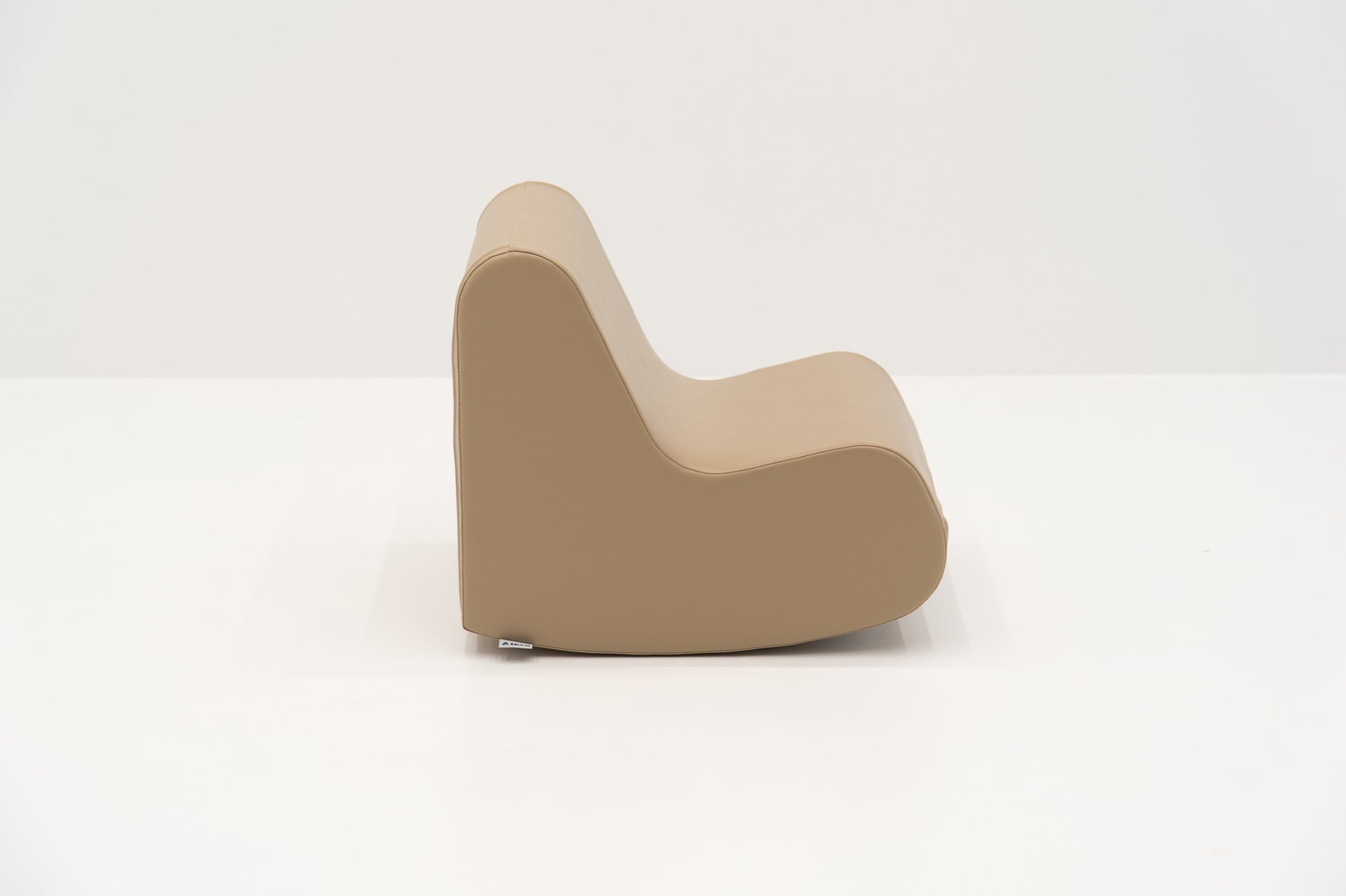 IGLU Schaukelstuhl Beige im Kinderzimmer