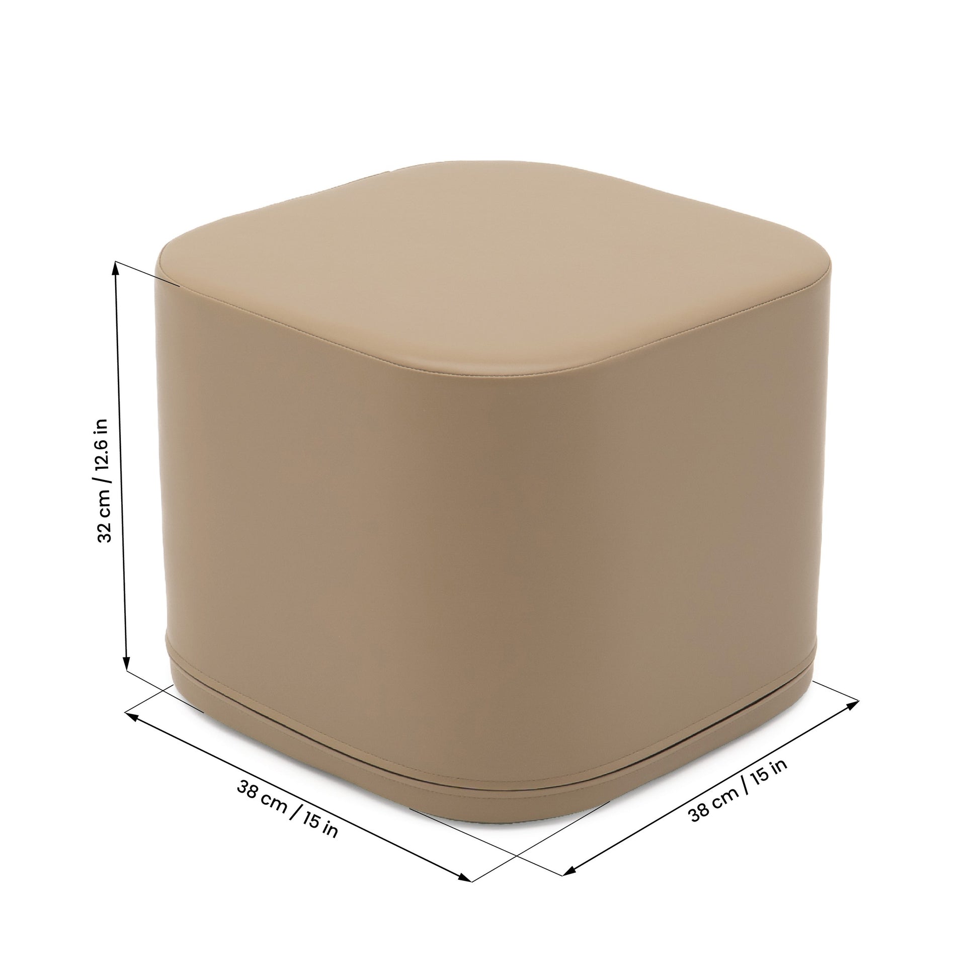 Kind sitzt auf IGLU Softplay Pouf Würfel Beige
