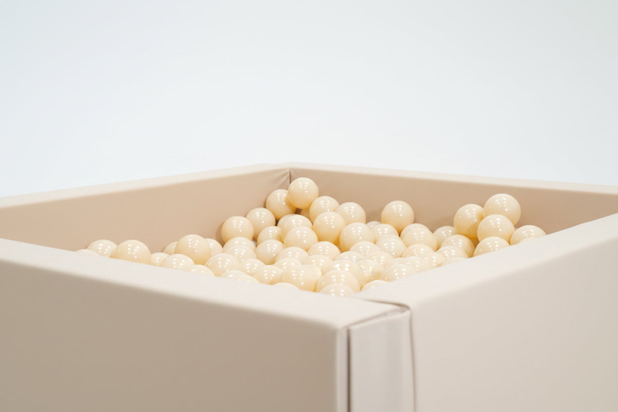 Beige Bällebad-Bälle von IGLU im gefüllten Bällebad