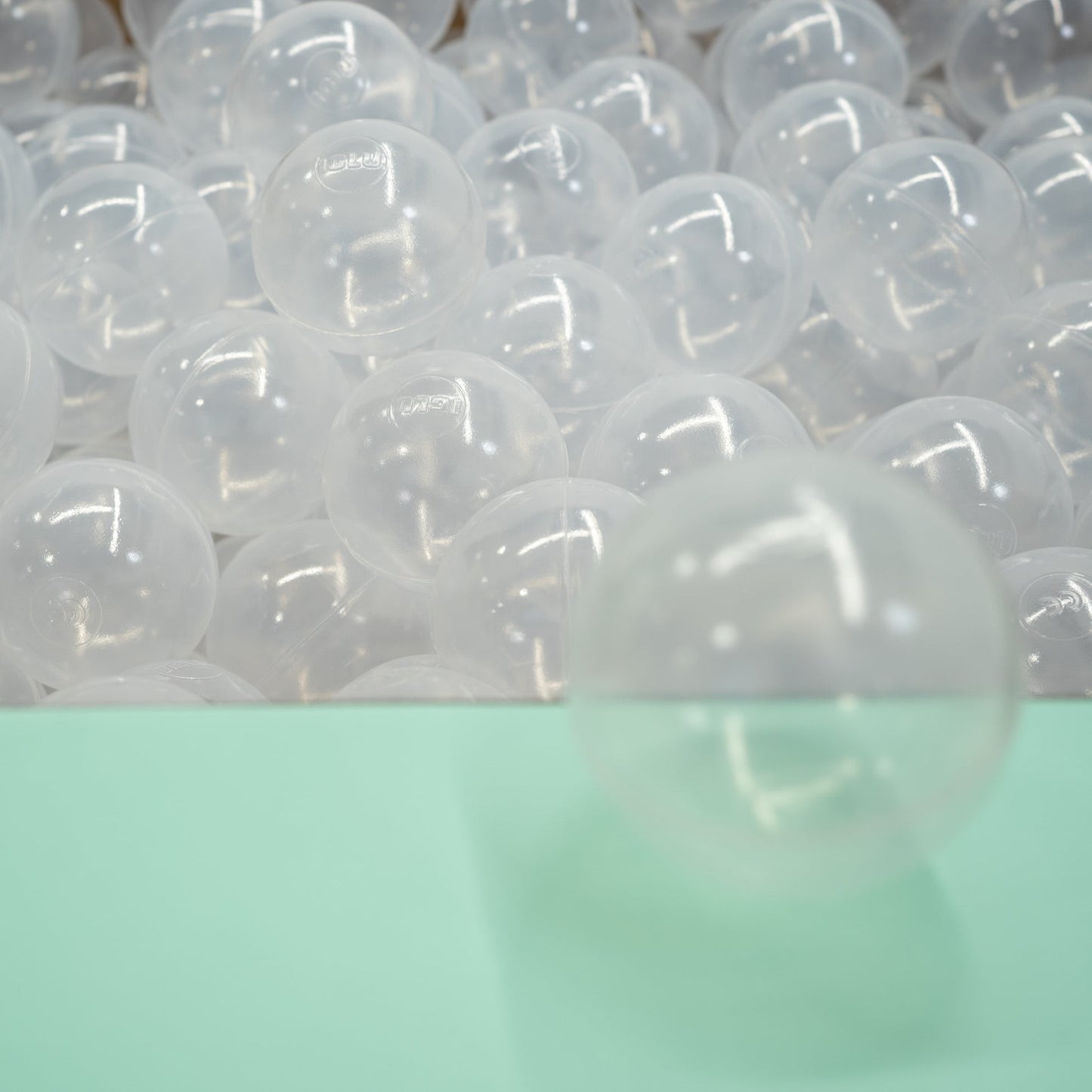 Transparente Bällebad-Bälle von IGLU im gefüllten Bällebad