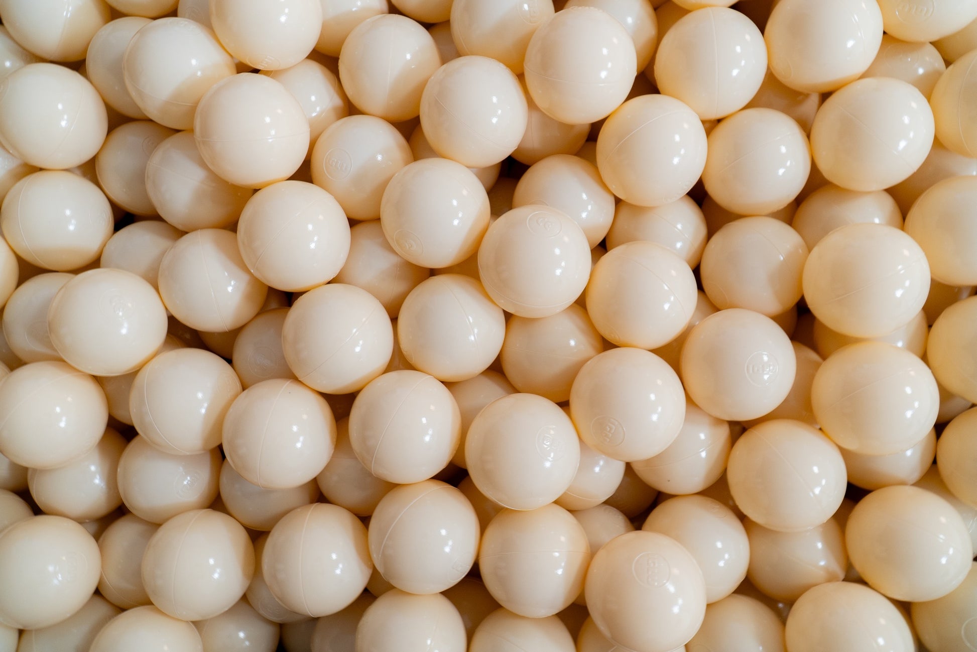 IGLU Bällebad Beige im skandinavischen Kinderzimmer