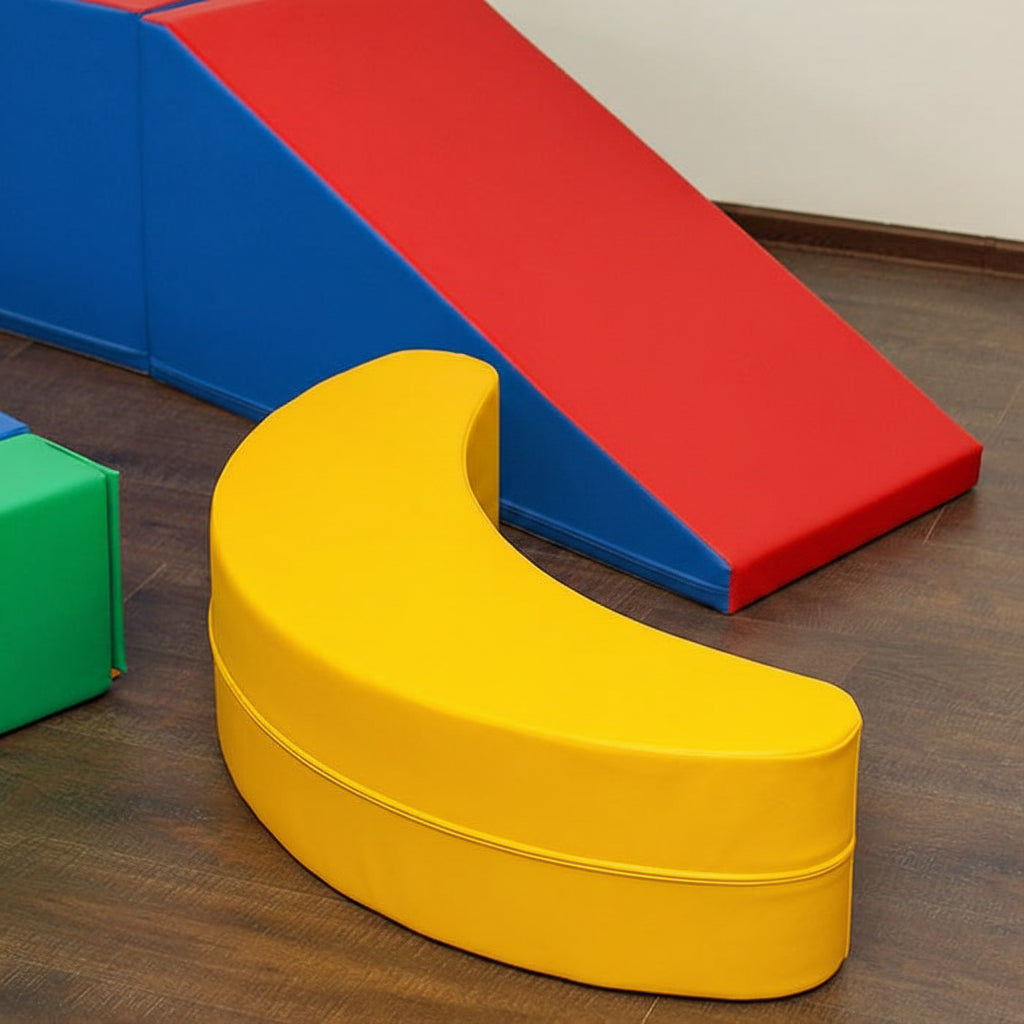 Kind schaukelt auf gelber IGLU Softplay Banane