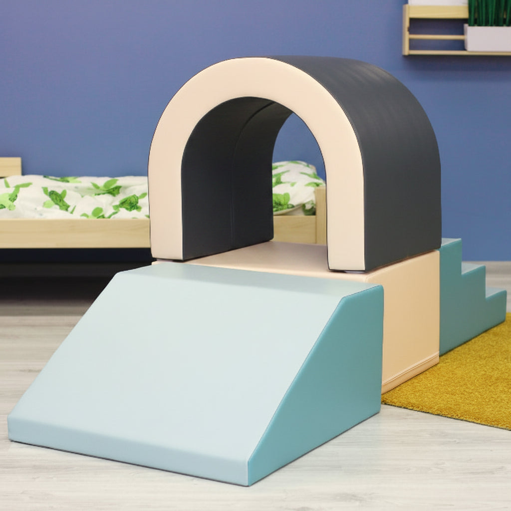 Kind krabbelt durch weichen IGLU Softplay Tunnel