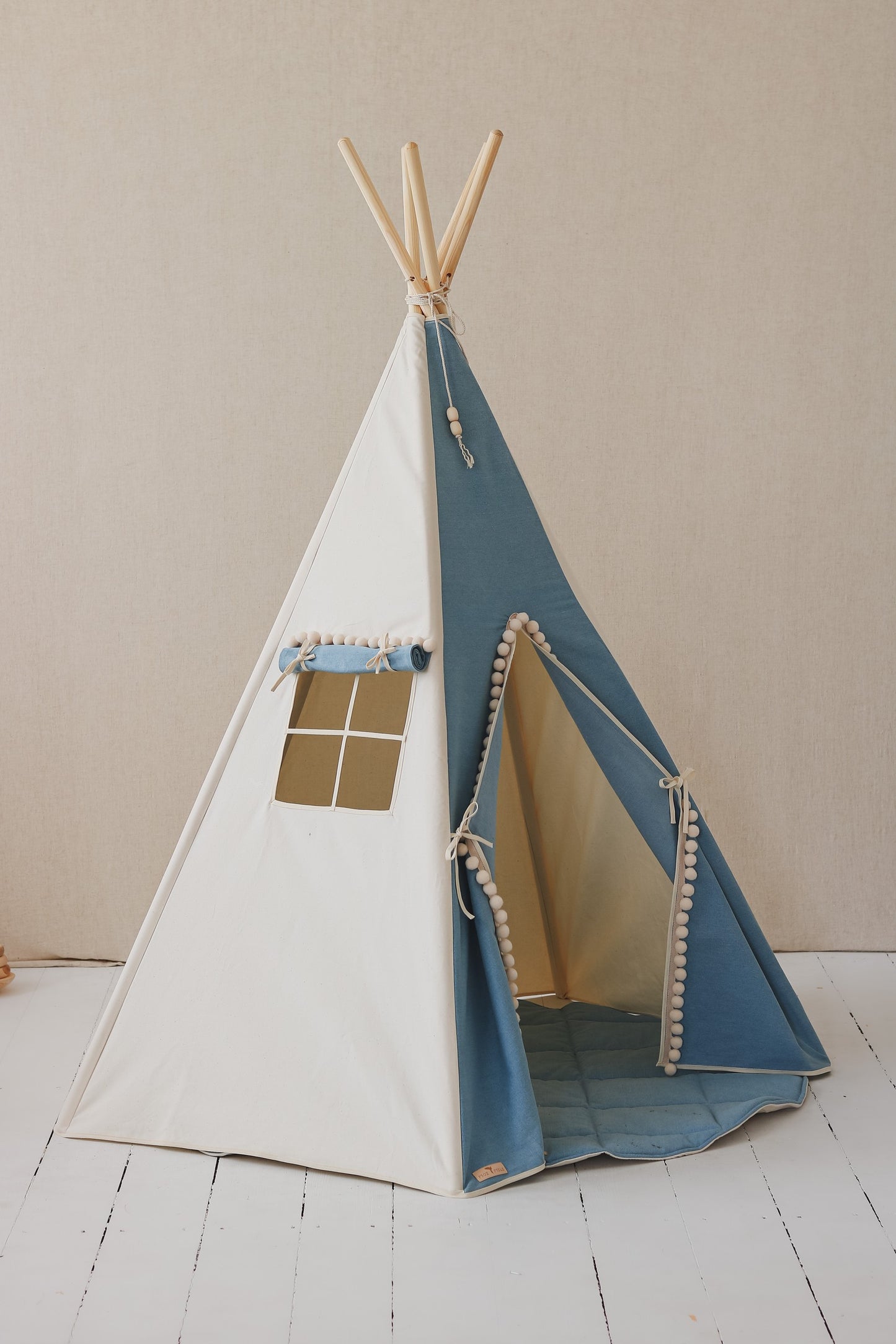 Kinder Tipi Spielzelt in beruhigendem Blau mit Holzstangen – gemütlicher Rückzugsort im Kinderzimmer