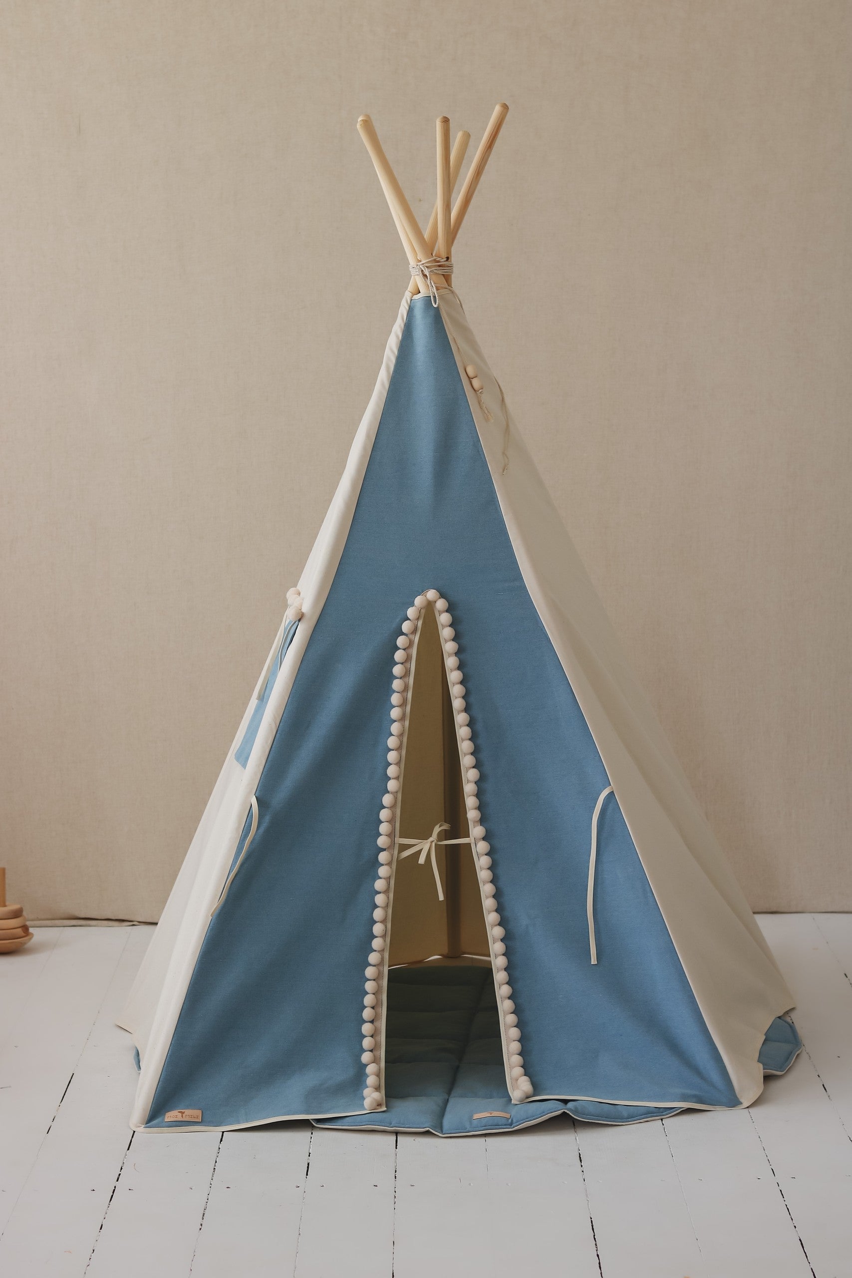 Kinder Tipi Spielzelt in beruhigendem Blau mit Holzstangen – gemütlicher Rückzugsort im Kinderzimmer
