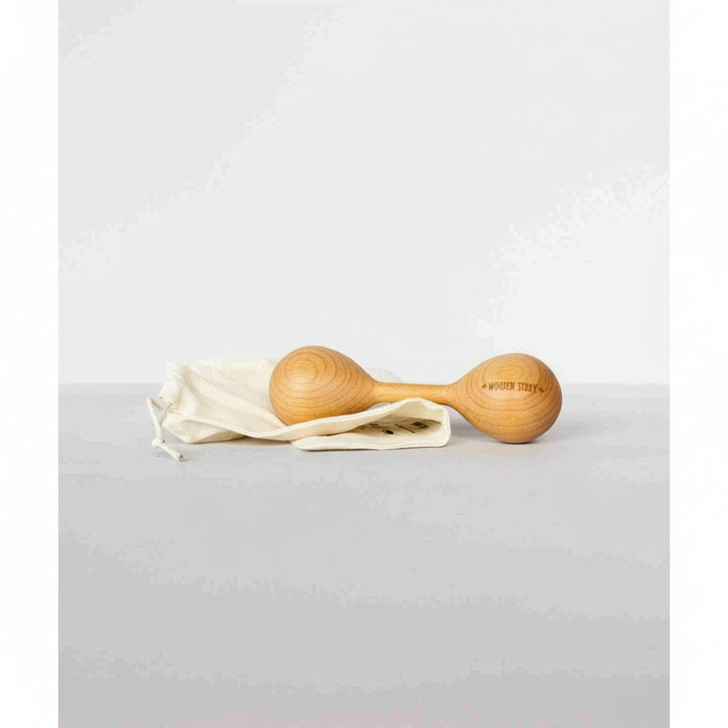 Wooden Story Holzrassel „Lark“ mit Stoffbeutel auf hellem Hintergrund – nachhaltige Babyrassel aus FSC-zertifiziertem Holz